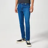 Jean Wrangler Larston de corte ajustado, color azul denim con lavado medio y costuras a tono.
