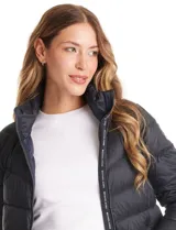 Campera puffer de plumas Michael Kors, color negro, con cierre frontal metálico, bolsillos laterales y cuello alto con capucha oculta.