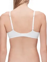 Soutien blanco de microfibra, ligeramente forrado, con copas moldeadas sin costuras, aros y tirantes ajustables. Presenta el logo de Calvin Klein en el lateral izquierdo.