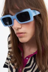 Lentes de sol con montura rectangular color lila y cristales lilas con filtro de protección UV 400.