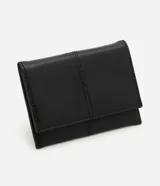 Billetera femenina tipo sobre, de diseño compacto y minimalista, confeccionada en poliuretano con acabado liso y cierre mediante botón a presión.