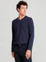 Camiseta unisex de manga larga color beige, con escote en V.