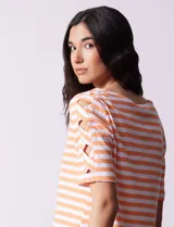 Remera de algodón a rayas horizontales blancas y negras, con cuello redondo y mangas cortas con aberturas entrelazadas.