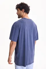 Remera oversize de manga corta y cuello redondo, confeccionada en algodón con acabado lavado estilo vintage.