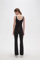 Musculosa deportiva al cuerpo de poliamida, color negro con detalles de ribete blanco en el cuello y los breteles anchos.