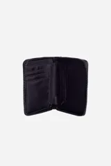 Billetera Mistral con estampado animal print de tigre en tonos naranja y negro. Tiene cierre perimetral, tirador con cinta con logo Mistral y porta tarjetas en la parte trasera.