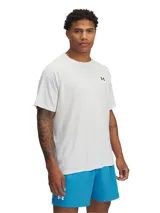 Remera deportiva Under Armour de manga corta, confeccionada en tejido técnico ultrasuave y de secado rápido. Presenta un diseño liso con cuello redondo y el logo de la marca estampado en el pecho.