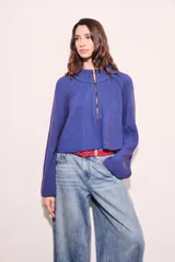 Sweater marrón de punto acanalado, con cuello alto, cierre frontal parcial con cremallera y manga larga.