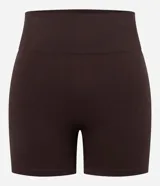 Bermuda deportiva tipo biker de tiro alto, confeccionada en poliamida seamless con textura acanalada en los laterales. Presenta un diseño ajustado al cuerpo, ideal para actividades físicas.