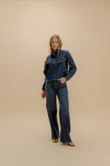 Jean de tiro alto con corte wide leg y pierna amplia, confeccionado en denim de tono azul oscuro con costuras a contratono.