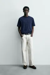 Camiseta de hombre regular fit, color azul marino con rayas horizontales en azul más claro. Tiene cuello redondo y manga corta, con un efecto lavado.