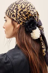Pañuelo cuadrado de 100% seda con estampado animal print tipo leopardo en tonos beige y marrón.