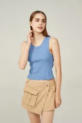 Musculosa de algodón color rosa viejo, de corte holgado y cuello redondo.