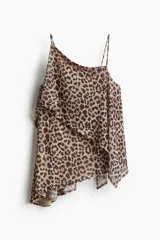 Top asimétrico de malla transparente con estampado animal print de leopardo, breteles finos y diseño holgado con superposición de tela en diagonal.