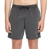 Short de baño Volcom modelo ABG Center Trunk color gris, con cintura elástica con cordón ajustable negro y un pequeño parche circular con el logo de la marca en la pierna izquierda.