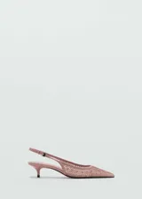 Zapato de salón rosado con capellada de red, tira trasera con hebilla y tacón kitten heel.