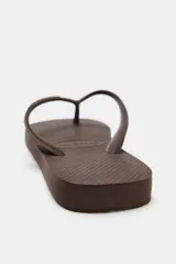 Sandalias planas Havaianas x Zara de diseño clásico tipo ojota, color marrón, con tiras texturizadas y suela de goma con relieve.