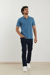 Remera tipo polo de piqué, manga corta, con cuello clásico y cierre frontal de botones al tono.