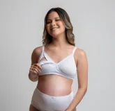 Soutién de lactancia blanco de algodón con detalles de puntilla, breteles con broches y doble capa de tela.