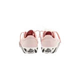 Championes Off-White modelo Vulc Undercut Low-Top de lona color rosado, con suela vulcanizada de rayas diagonales negras y blancas, cordones rosados con texto impreso y precinto característico de la marca.