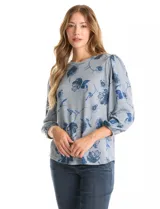 Buzo de tejido soft con estampado floral en tonos azules, cuello redondo y mangas largas con puños fruncidos.