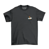 Remera blanca de algodón con estampado en la espalda que presenta un carpincho surfista, el sol, una palmera y la leyenda 'Uruguay Est. 1825' junto a la frase 'Los de afuera son de palo'.