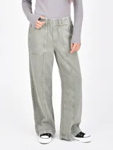 Pantalón de corte recto y tiro medio con cintura elástica. Presenta costuras verticales decorativas a lo largo de las piernas y bolsillos laterales tipo cargo.