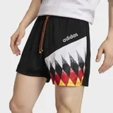 Short de fútbol Adidas inspirado en el diseño de 1994 de la selección de Alemania. Es de color negro con un panel lateral estampado con rombos en los colores de la bandera alemana (negro, rojo y amarillo). Presenta el escudo de la DFB en la pierna derecha, cordón de ajuste tricolor y corte holgado.