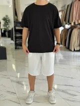 Bermuda deportiva de corte baggy y estilo jogging, en color beige, con bolsillos laterales y cintura elástica.