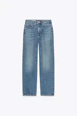 Jeans de mezclilla de tiro alto, corte mom fit, con diseño clásico de cinco bolsillos, trabillas para cinturón y cierre frontal con cremallera y botón metálico.