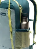 Mochila Columbia Echo Mountain de 25 litros, color azul verdoso con detalles en amarillo neón y gris claro. Cuenta con un compartimento principal, un bolsillo frontal con cierre de velcro, un bolsillo exterior con cierre, dos bolsillos laterales de malla para botellas de agua y múltiples asas de agarre. Incluye correas de hombro ajustables y una correa de esternón con silbato de rescate.