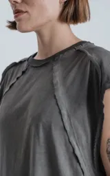Sudadera sin mangas (tipo musculosa) color gris oscuro con efecto gastado, confeccionada en algodón premium. Presenta recortes diagonales en el delantero y hombros, y un calce oversize.