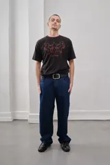 Pantalón de jean gris oscuro, corte amplio y tiro alto.