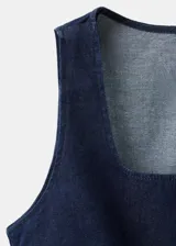 Top de denim color azul oscuro, con escote cuadrado, sin mangas y cierre frontal con botones.