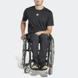 Pantalón deportivo negro de corte clásico, diseñado para deportistas en silla de ruedas. Presenta cintura elástica, tecnología transpirable AEROREADY y puños ajustables con cordón.
