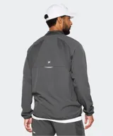 Campera deportiva Fabletics modelo Infinite, de color negro, con cierre frontal completo, cuello alto y bolsillos laterales con cierre.