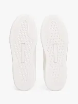 Zapatillas urbanas Tommy Hilfiger color blanco con detalle rosa en el talón y logo dorado en la suela.