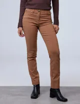 Pantalón de gabardina elastizada color beige, marca Zac & Rachel, corte slim, con pretina con pasadores, botón y cierre. Delantera con tres bolsillos y trasera con bolsillos ojal.