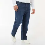 Pantalón de jean corte recto con diseño clásico de cinco bolsillos, cierre frontal con botón y cremallera.