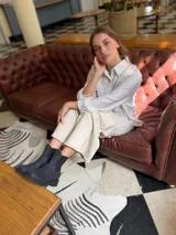 Bota tipo chelsea de cuero negro, con paneles elásticos laterales y suela track dentada.