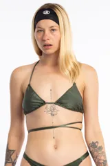 Top de bikini triangular color verde militar, forrado y sin relleno. Se ata al cuello y a la espalda con tiras finas.