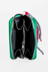 Billetera verde esmeralda con cierre de cremallera y detalle de borla roja y negra.