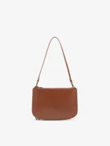 Cartera bandolera de cuero vacuno en color marrón, con diseño de doble compartimento, cierre superior, logo Oval D en relieve y correa de hombro ajustable y desmontable.