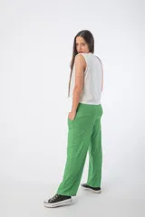 Pantalón verde de morley, corte recto y bolsillos laterales.