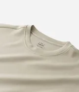 Remera deportiva de cuello redondo y manga corta, confeccionada con tecnología Dry para mayor transpirabilidad y control de la humedad. Presenta un diseño minimalista y funcional, ideal para actividades físicas.