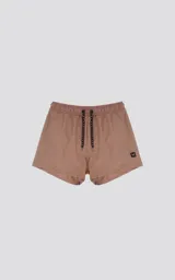 Short de baño color beige con cintura elástica y cordón ajustable. Cuenta con tres bolsillos y un parche con logo en la pierna izquierda.