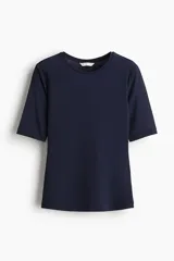 Remera ajustada de color azul marino, confeccionada en punto elástico suave, con cuello redondo y manga francesa.
