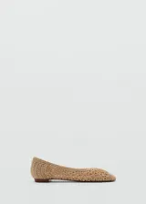 Zapato tipo ballerina con diseño trenzado en color beige, punta cuadrada y suela plana.