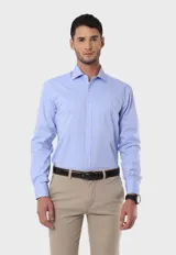 Camisa celeste texturada de corte clásico, con cuello italiano y mangas largas.