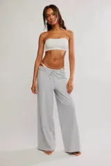 Top bandeau blanco sin tiras con bordes de puntilla, confeccionado en microfibra suave y elastizada.
